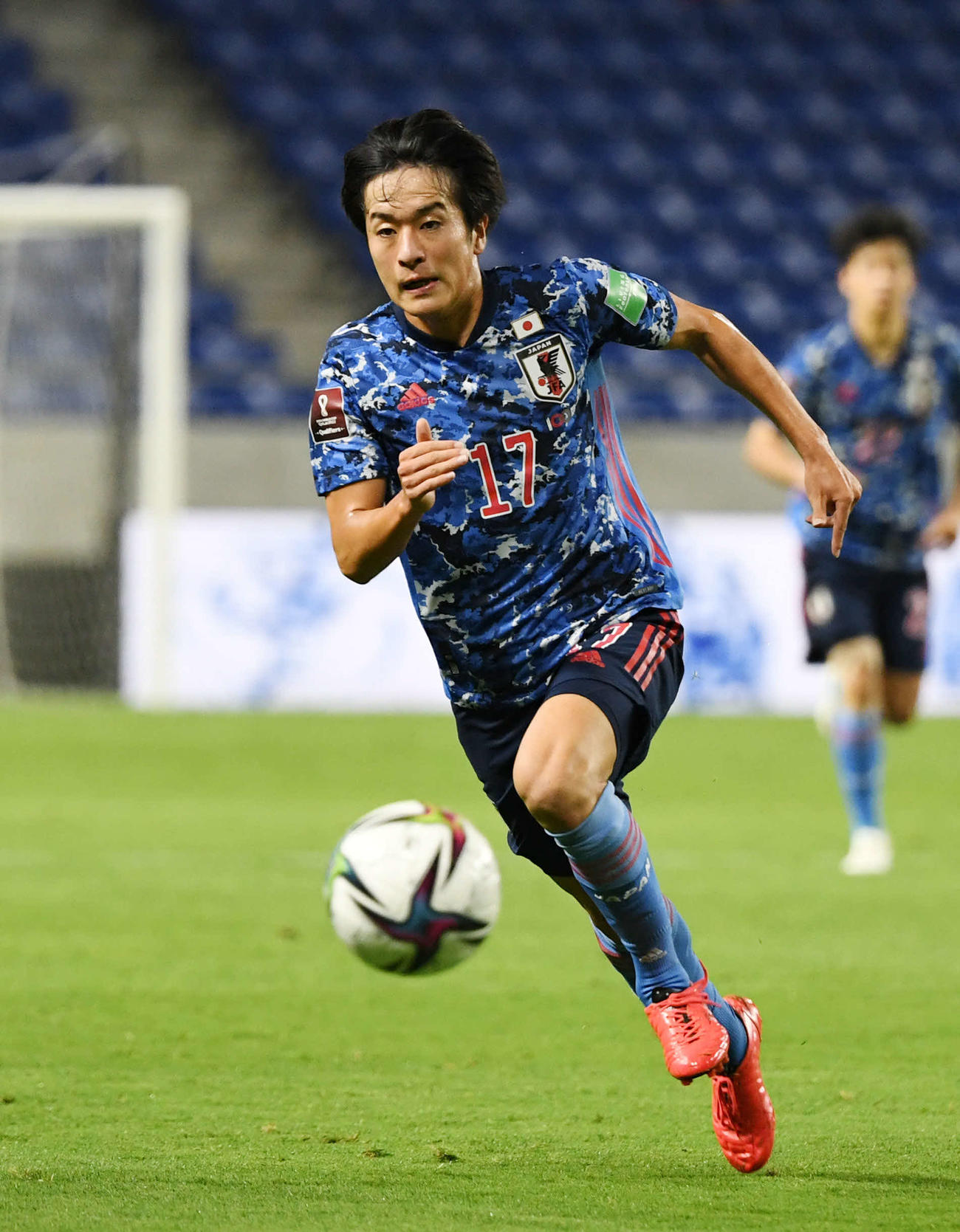 日本代表の試合でドリブルする坂元達裕（2021年撮影）