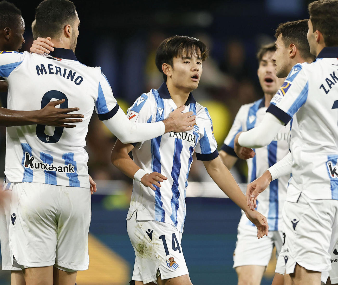 ビリャレアル戦の前半、ゴールを決め、祝福されるレアル・ソシエダードの久保（中央）＝ビリャレアル（共同）