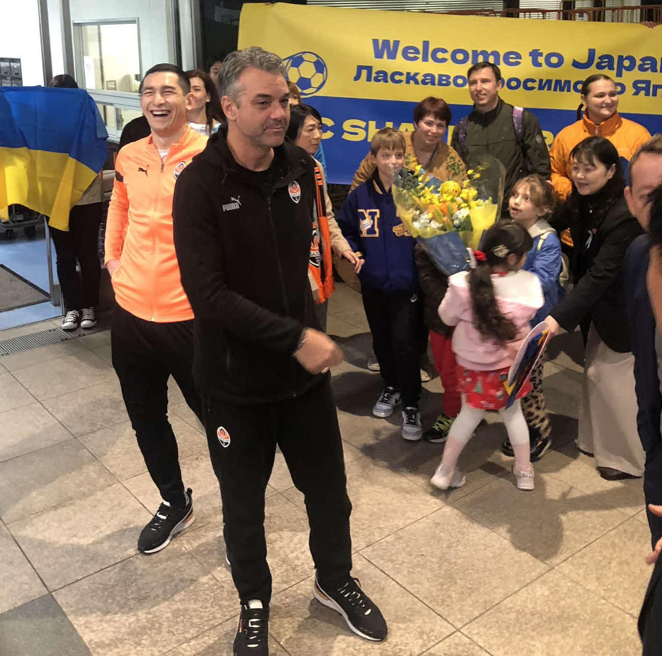 出迎えを喜ぶ主将でウクライナ代表MFタラス・ステパネンコ（左）とマリノ・プシッチ監督（撮影・平山連）
