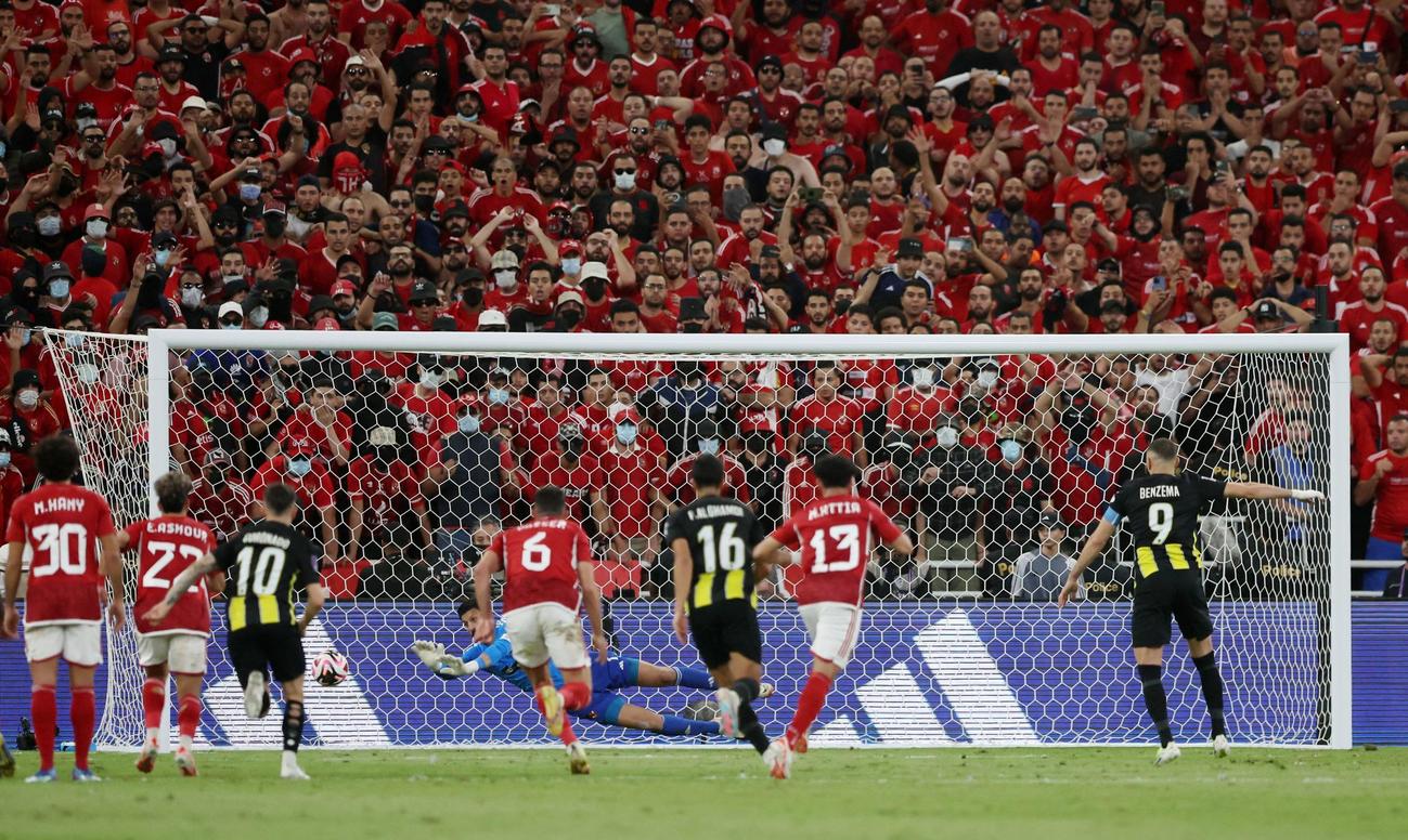 クラブW杯アルアハリ－アルイテハド　PKを失敗したベンゼマ（ロイター）