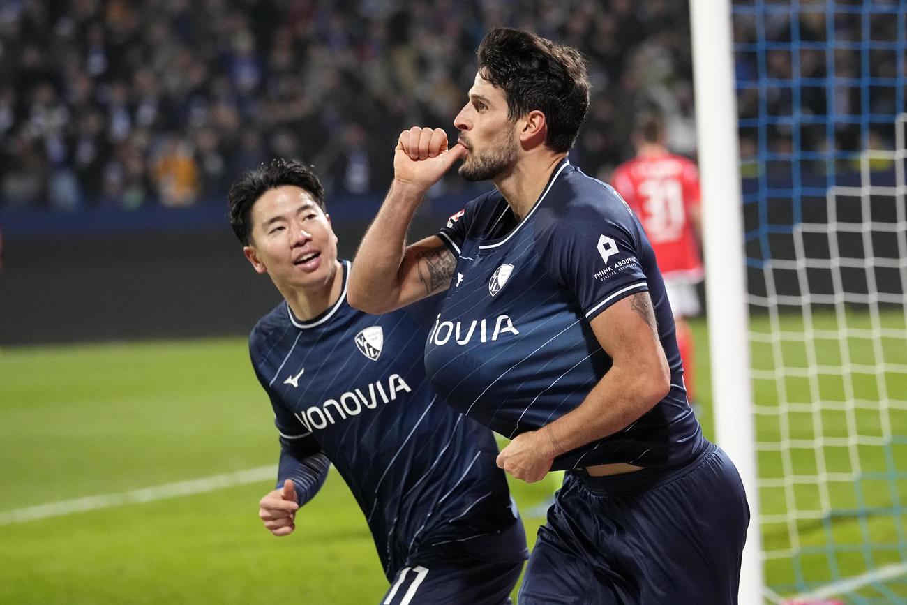 チーム２点目を喜ぶボーフムFW浅野拓磨（左）。右はシャツの下にボールを入れて喜ぶ得点を決めたゴンサロ・パシエンシア（AP）