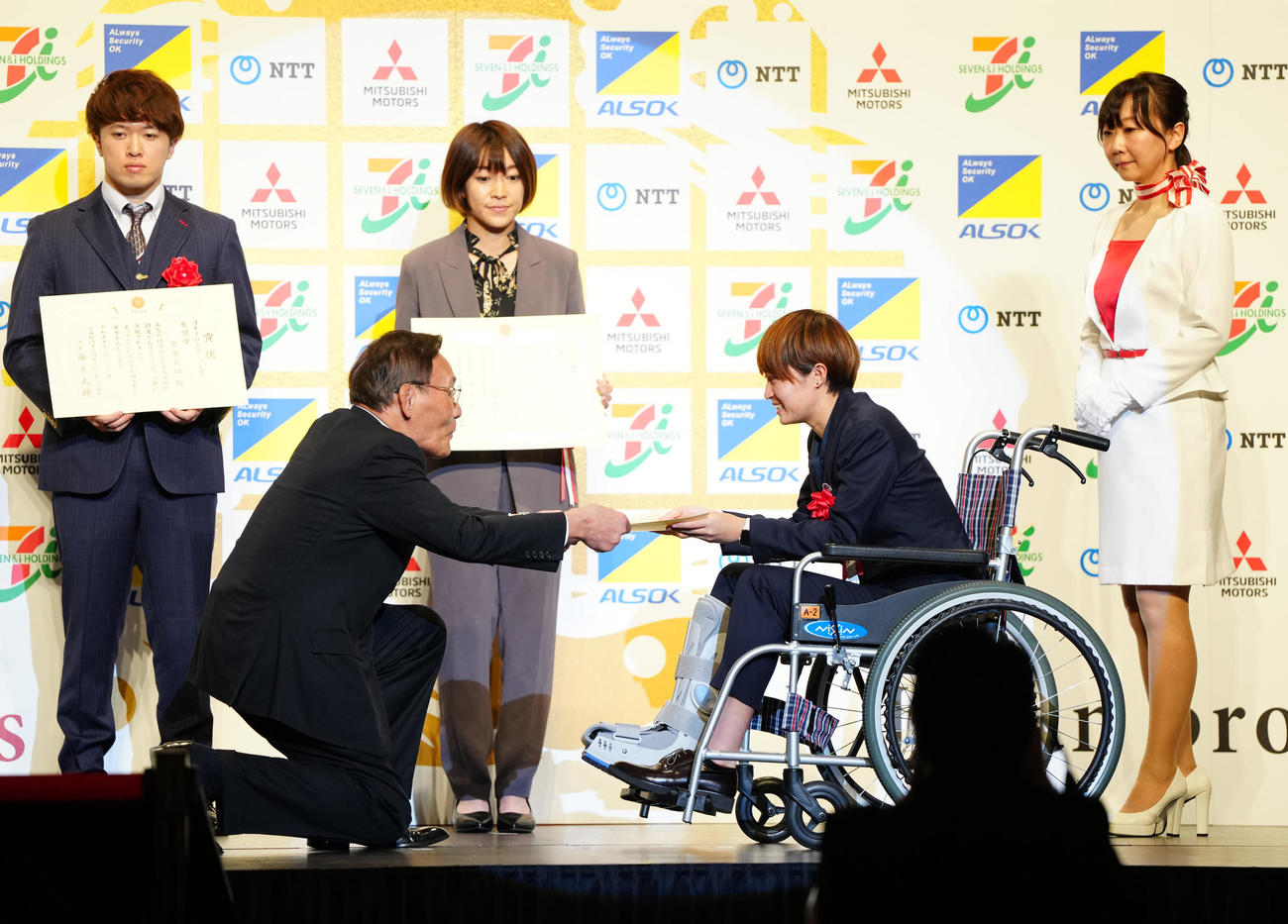 日本プロスポーツ大賞「敢闘賞」を受賞し、日本プロスポーツ協会大東理事（手前左）から賞状を受け取るサッカーの宮沢（撮影・江口和貴）