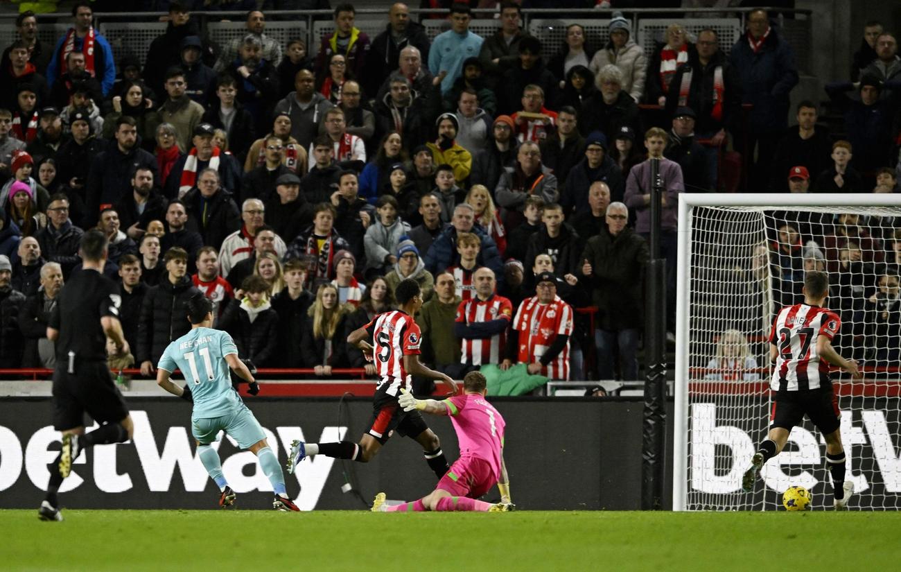 3点目のゴールを決めるファン・ヒチャン（左から2人目）（ロイター）