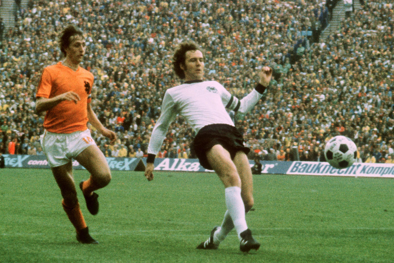 1974年のW杯西ドイツ大会決勝でプレーするベッケンバウアー（右）＝ミュンヘン（AP＝共同）