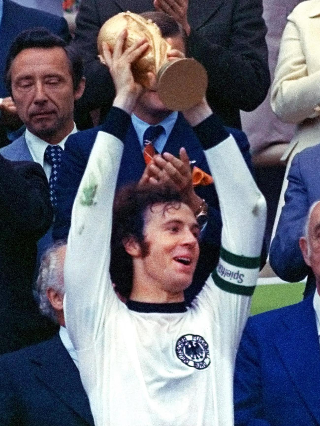 1974年7月、サッカー西ドイツ（当時）代表としてW杯で優勝し、トロフィーを掲げるベッケンバウアー（AP＝共同）
