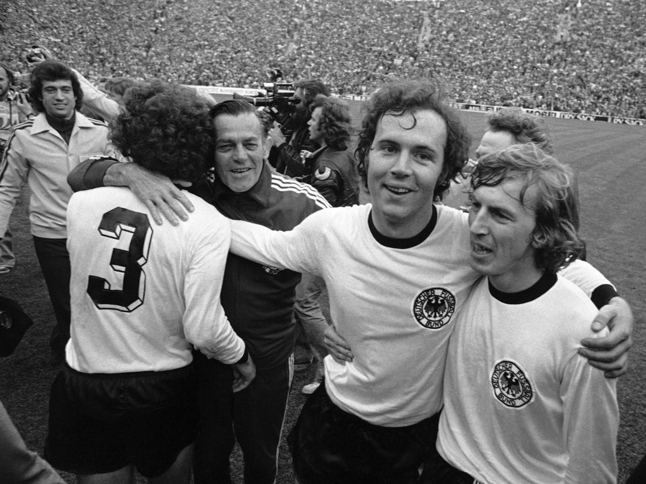 1974年7月、サッカーW杯西ドイツ大会で優勝し、チームメートと喜ぶベッケンバウアー（右から2人目）＝ミュンヘン（AP＝共同）