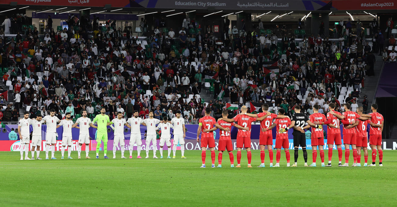 イラン対パレスチナ　試合前、黙とうするイラン（左）とパレスチナの選手たち（撮影・足立雅史）