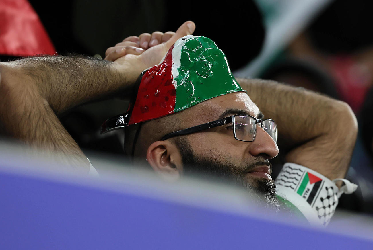 イラン対パレスチナ　劣勢の展開に頭を抱えるパレスチナのサポーター（撮影・足立雅史）