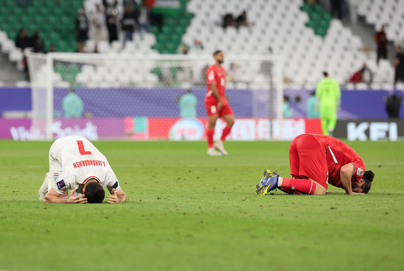 イラン対パレスチナ　試合を終え、ピッチに祈りをささげるイラン（左）とパレスチナの選手（撮影・足立雅史）