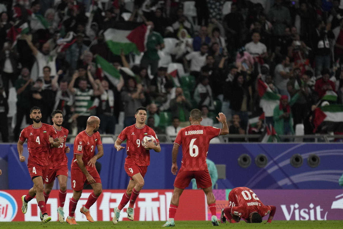 イラン戦、前半ロスタイムに1点をかえしたパレスチナの選手たち（AP）