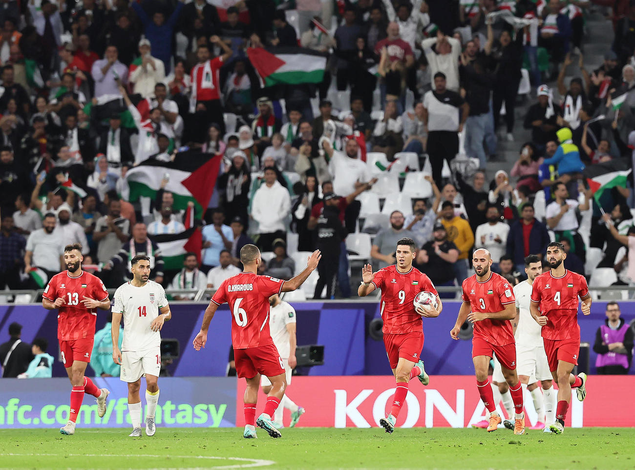 イラン対パレスチナ　前半ロスタイム、パレスチナのテイマー・セヤム（右から3人目）がゴールを決め盛り上がるサポーター（撮影・足立雅史）