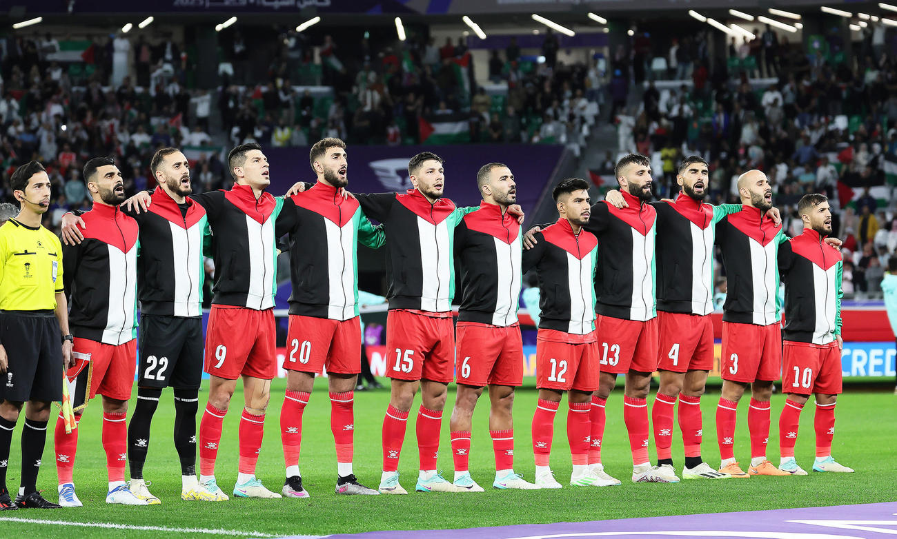 イラン対パレスチナ　国歌斉唱するパレスチナの選手たち（撮影・足立雅史）