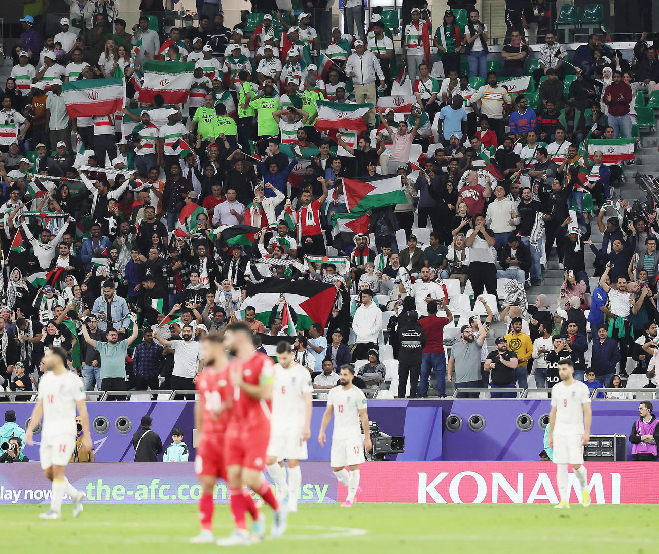 イラン対パレスチナ　前半、パレスチナが1点を返し盛り上がるスタジアム（撮影・足立雅史）