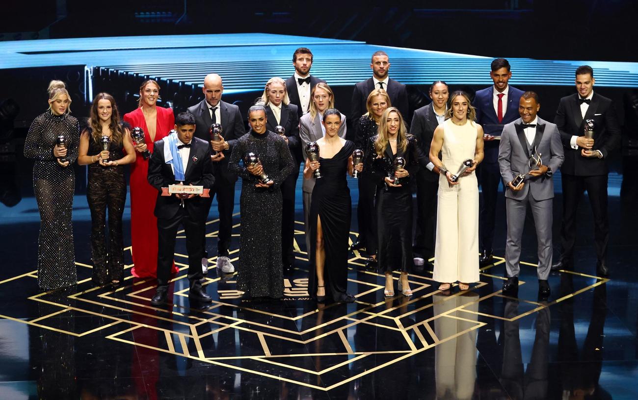 授賞式後、ステージ上でポーズをとるFIFAサッカー最優秀賞の受賞者たち（ロイター）