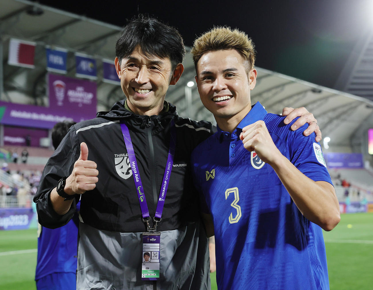 タイ対キルギス　勝利を飾り笑顔を見せるタイ代表の石井監督（左）とティーラトン（撮影・足立雅史）