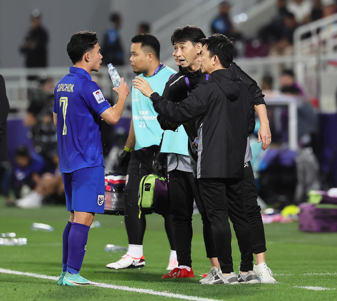 タイ対キルギス　後半、タイ代表のスパチョーク（左）に指示を出す石井監督（右から2人目）（撮影・足立雅史）