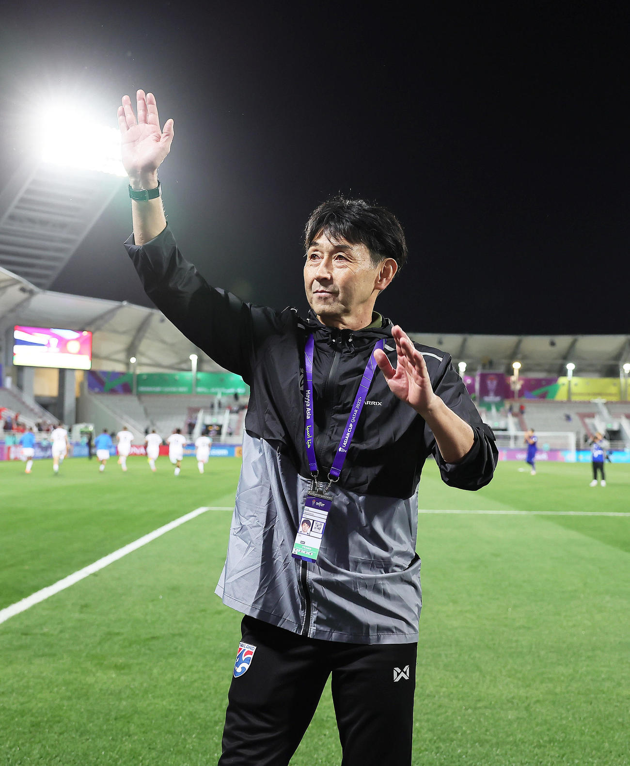 タイ対キルギス　勝利しスタンドの声援に応えるタイ代表の石井監督（撮影・足立雅史）