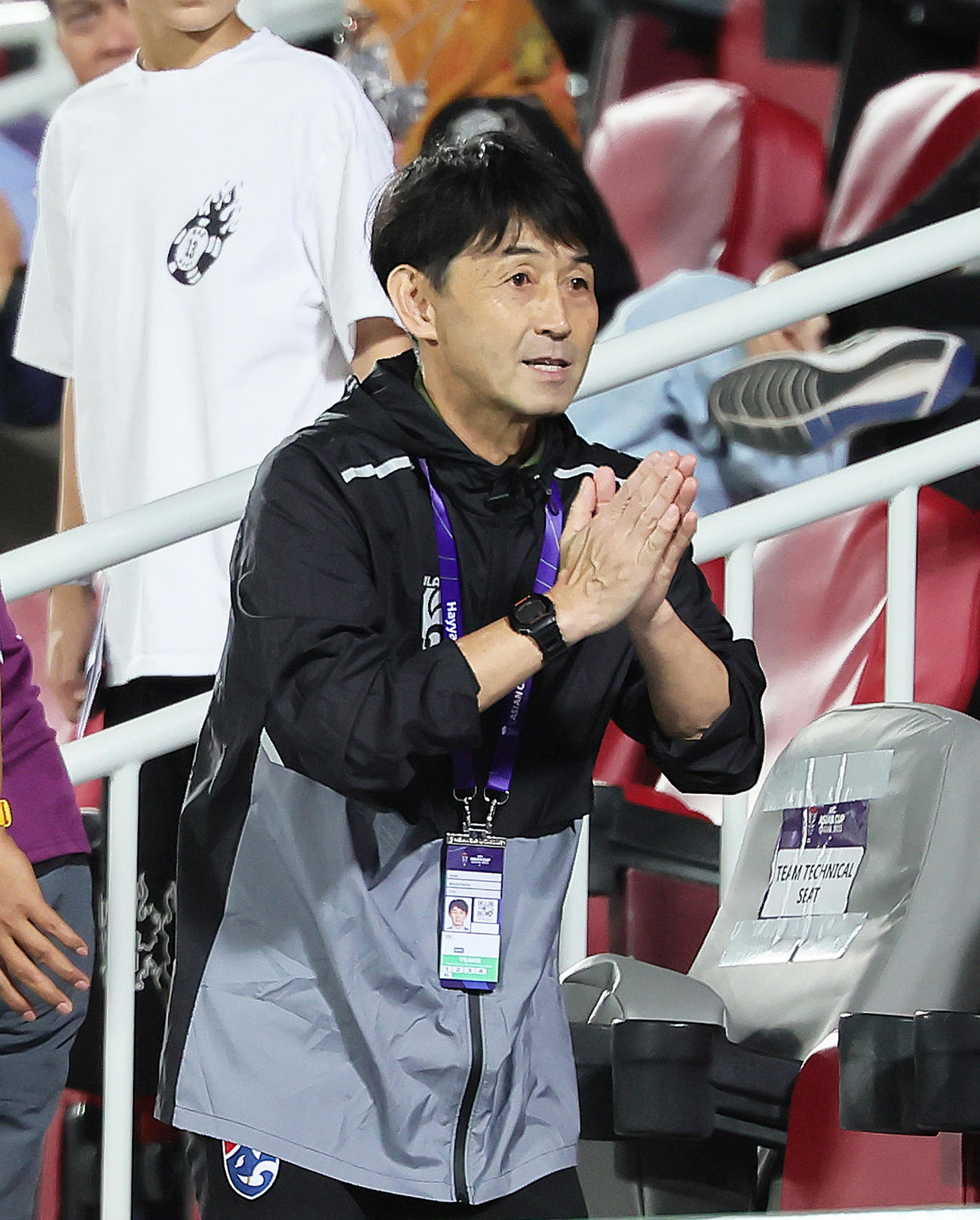 タイ対キルギス　勝利し、スタンドで手を合わせあいさつするタイ代表の石井監督（撮影・足立雅史）