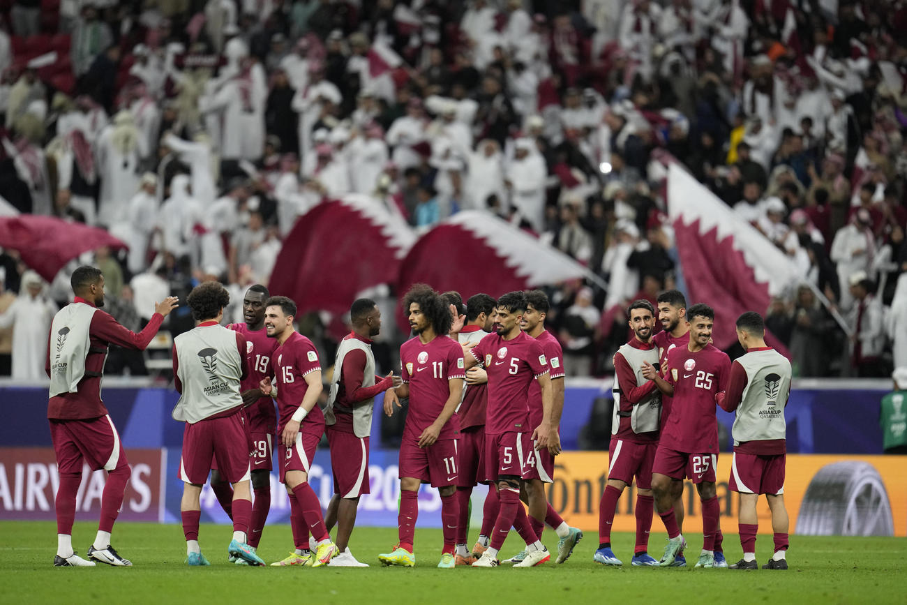 勝利したカタールの選手たち（AP）