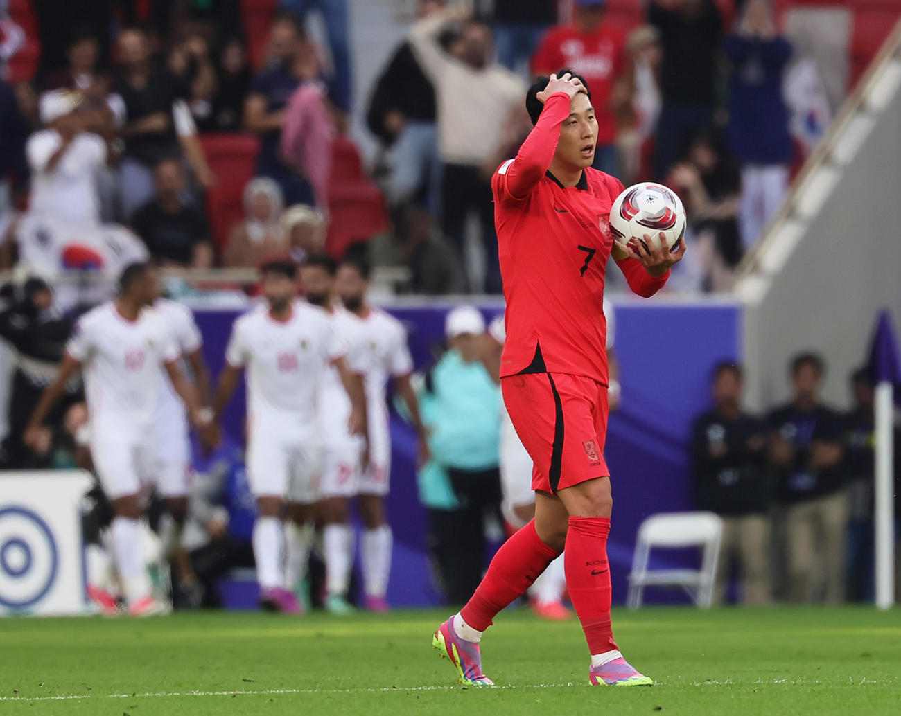 ヨルダン対韓国　前半、ヨルダンにオウンゴールを許し、渋い顔を見せる韓国ソン・フンミン（撮影・足立雅史）