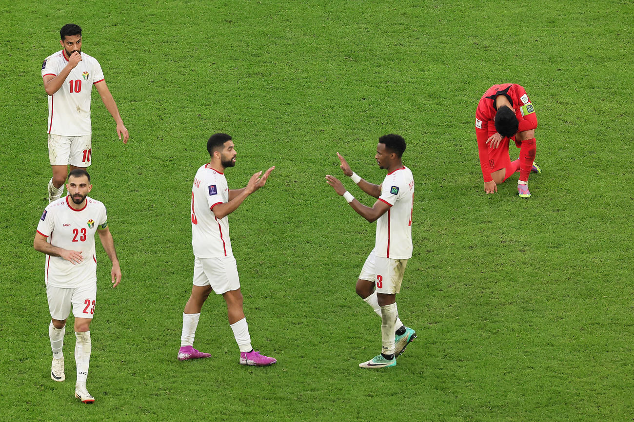 ヨルダン対韓国　同点で試合を終え、悔しがる韓国ソン・フンミン（右端）（撮影・足立雅史）