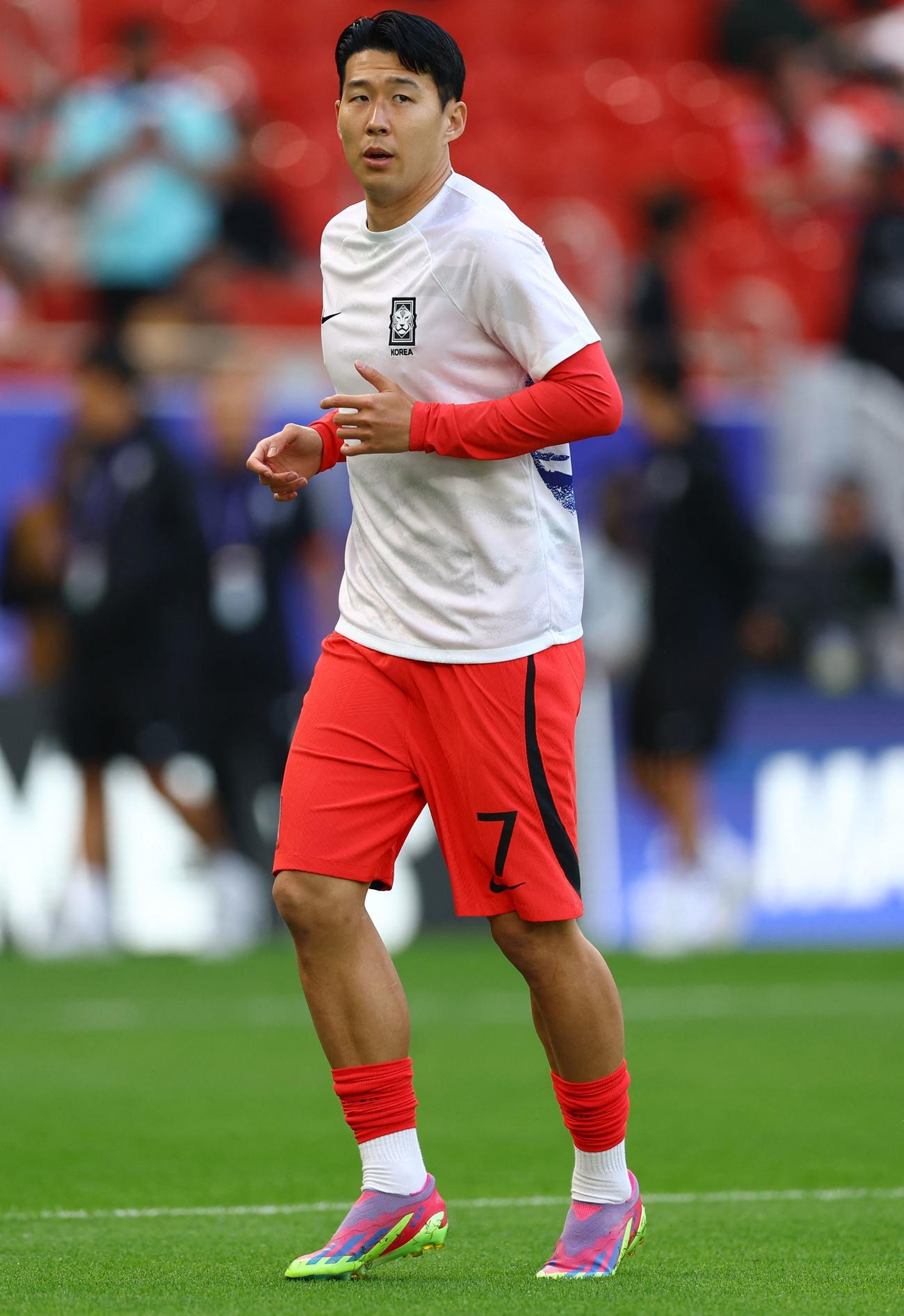 ウオーミングアップする韓国代表ソン・フンミン（ロイター）