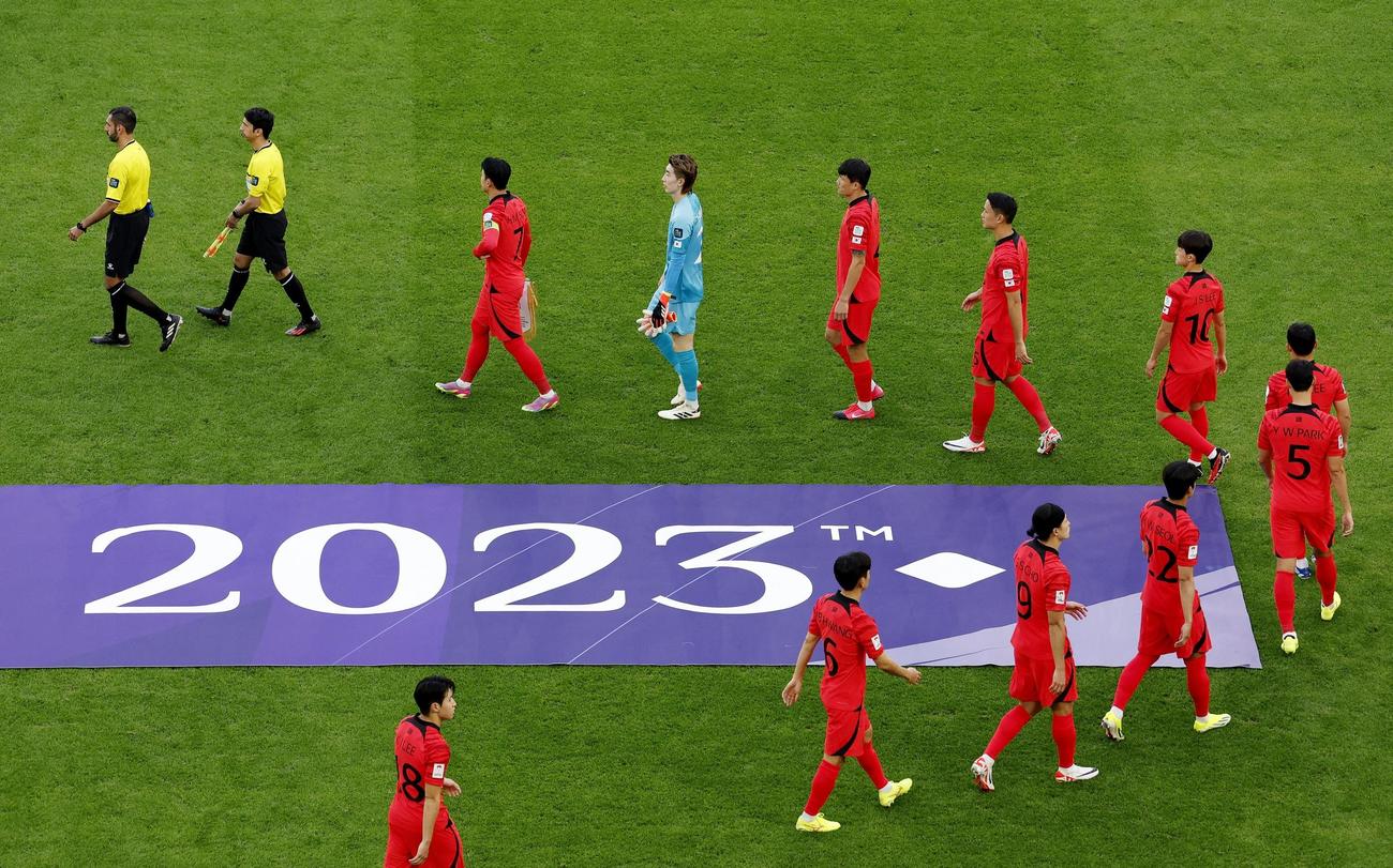 入場する韓国代表（ロイター）