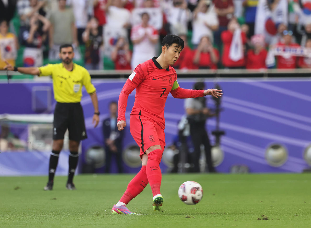 ヨルダン対韓国　前半、PKを決める韓国ソン・フンミン（撮影・足立雅史）