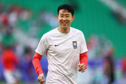 試合前、笑顔をみせる韓国代表ソン・フンミン（ロイター）