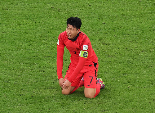 ヨルダン対韓国　同点で試合を終え、悔しがる韓国ソン・フンミン（撮影・足立雅史）