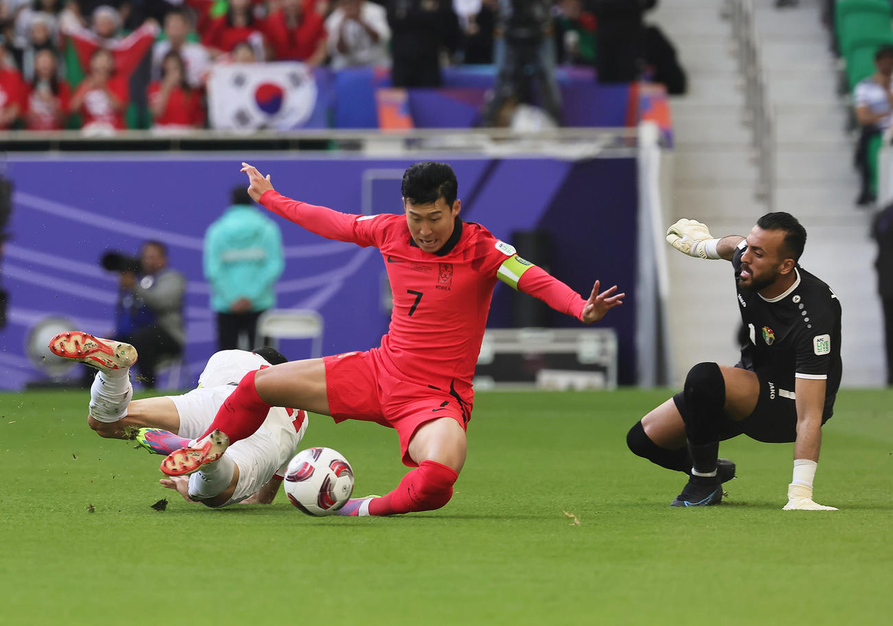 ヨルダン対韓国　前半、倒されPKを獲得する韓国ソン・フンミン（中央）（撮影・足立雅史）