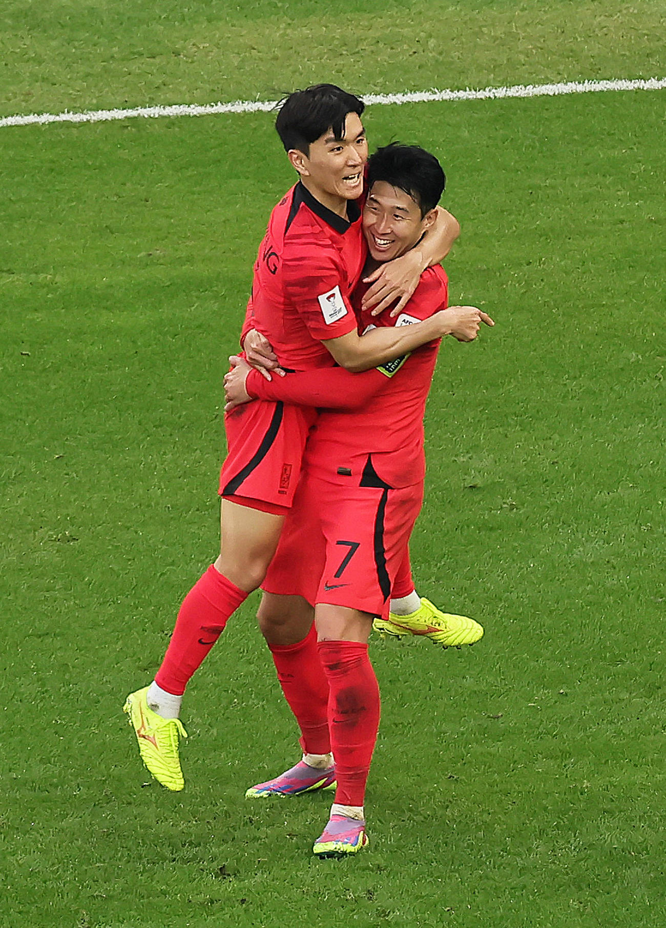 ヨルダン対韓国　後半ロスタイム、オウンゴールで同点とし抱き合い喜ぶ韓国のファン・インボム（左）とソン・フンミン（撮影・足立雅史）