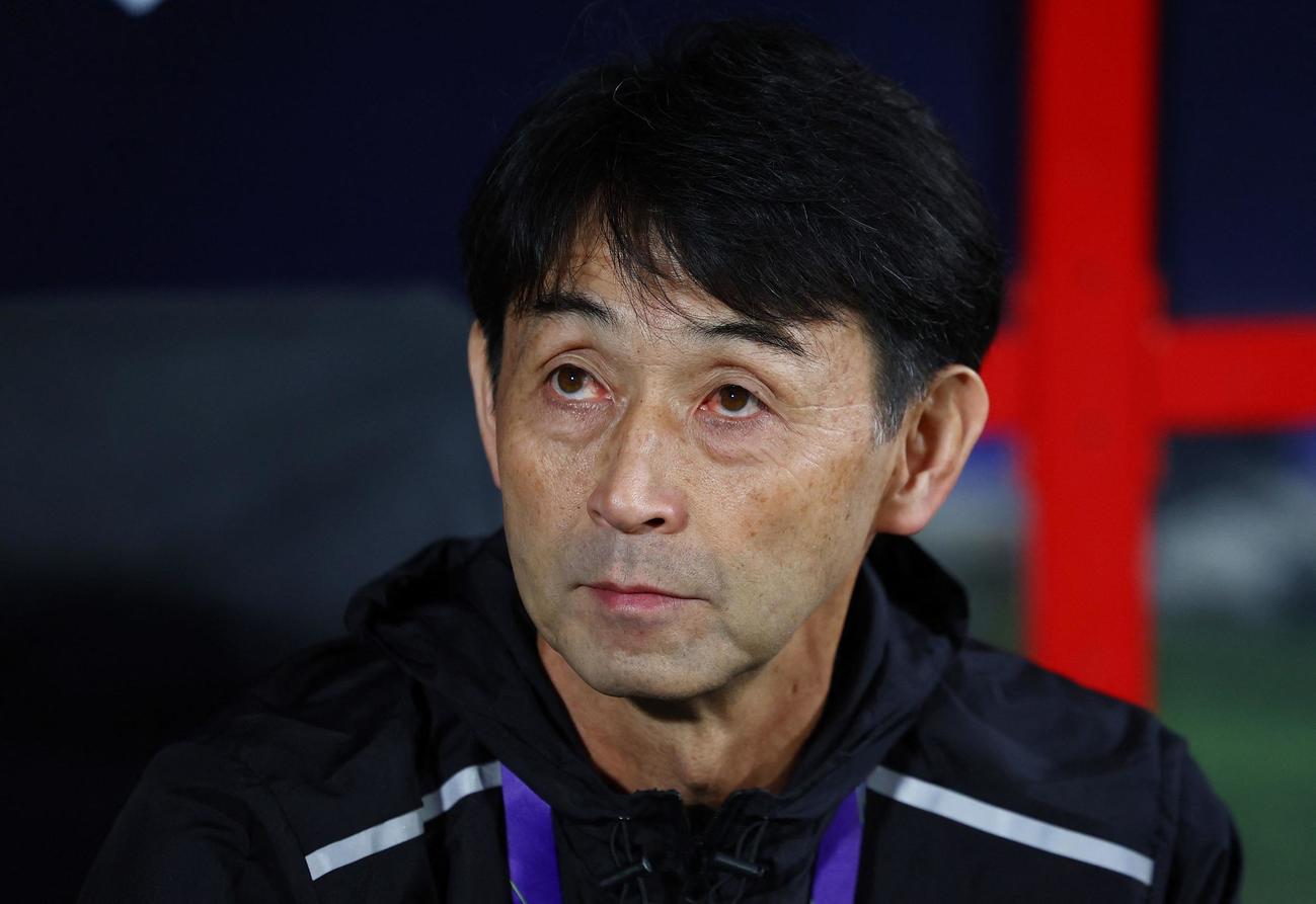 試合を見つめるタイ代表の石井正忠監督