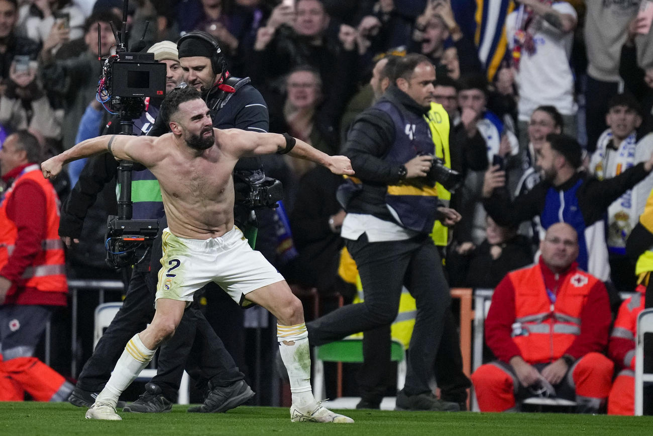 チームの3点目を決めて喜ぶレアル・マドリードのカルバハル(AP)