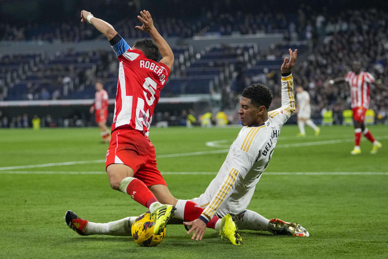 試合中、アルメリアのルーカス・ロベルトーネとボールを奪い合うレアル・マドリードのジュード・ベリンガム（右）（AP）