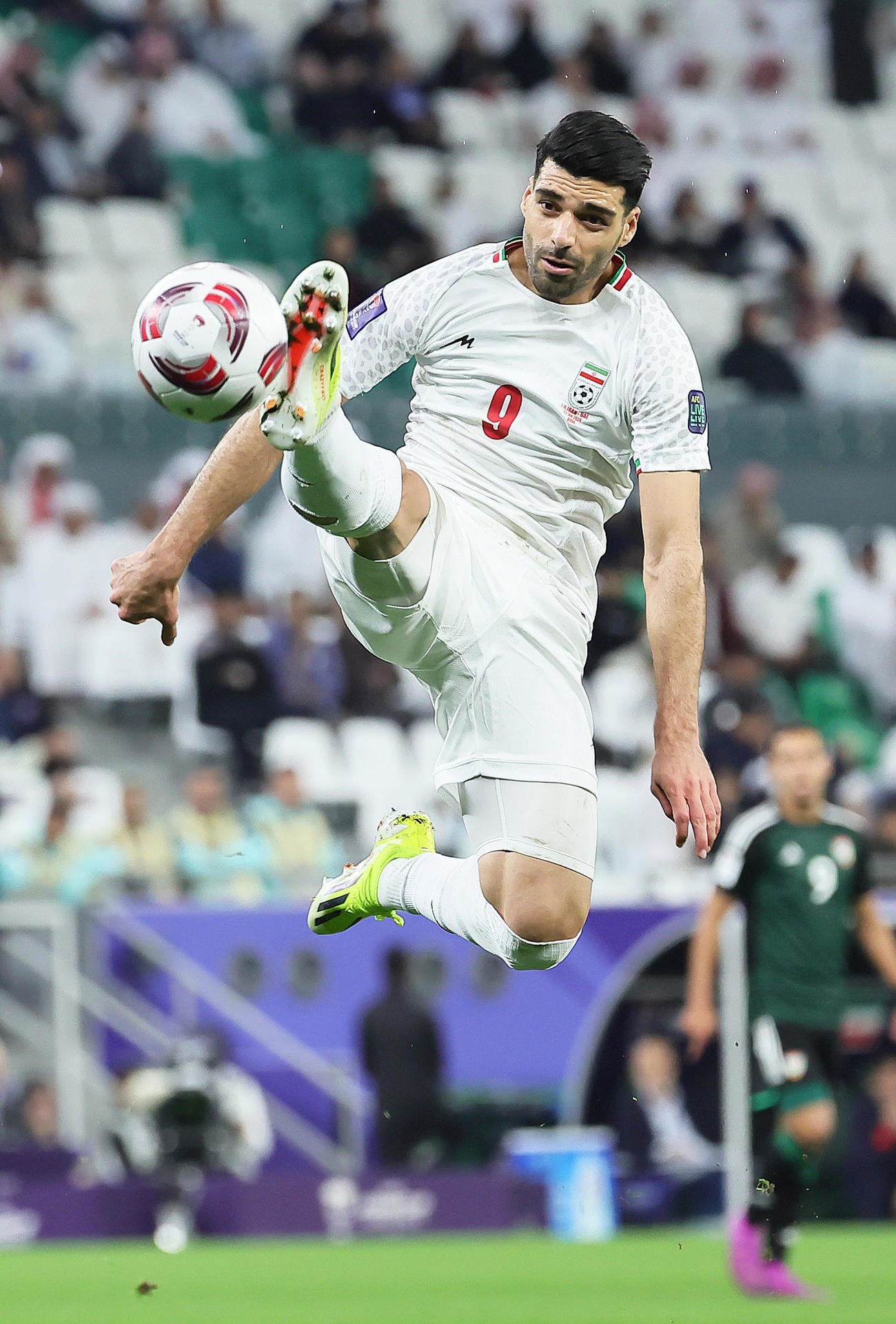 イラン対UAE　前半、ボールに飛び込むイランのタレミ（撮影・足立雅史）