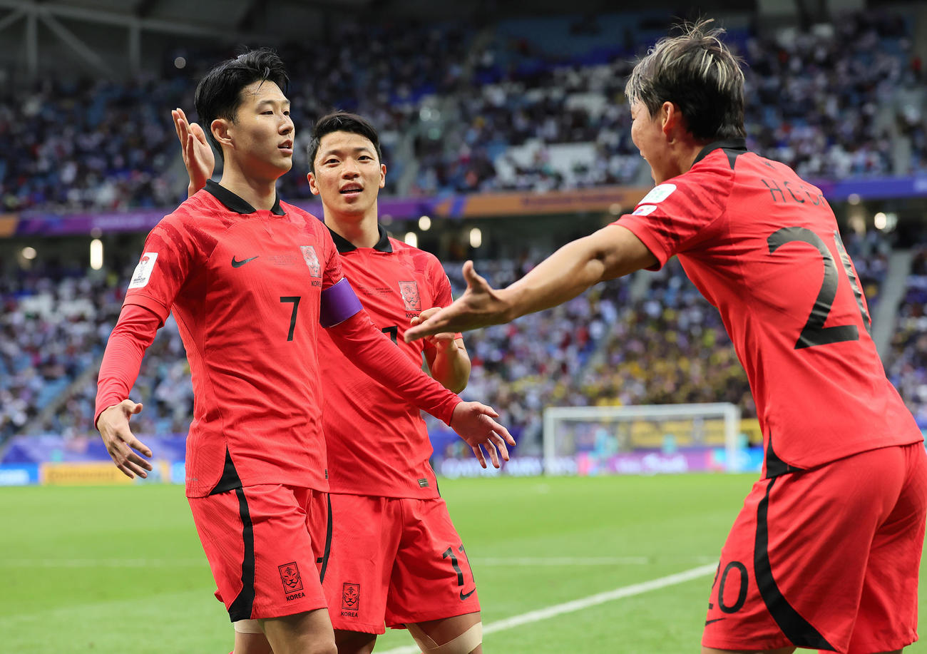 韓国対マレーシア　後半ロスタイム、PKを決め喜ぶ韓国ソン・フンミン（左）（撮影・足立雅史）