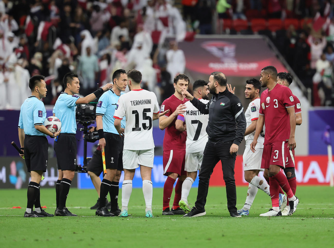 カタール対パレスチナ　試合を終え、審判団に詰め寄るパレスチナの選手、スタッフら（撮影・足立雅史）