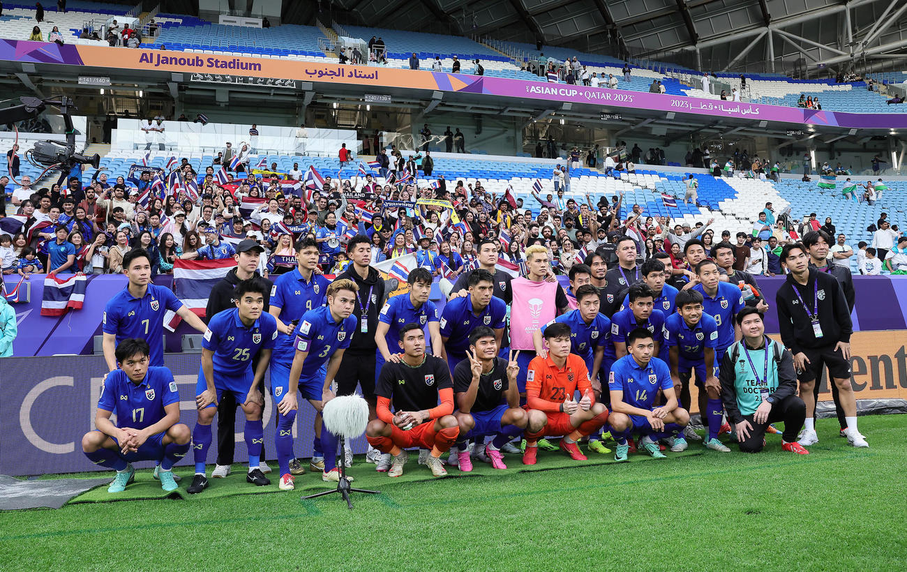 ウズベキスタン対タイ　試合後、サポーターと記念撮影するタイ代表（撮影・足立雅史）