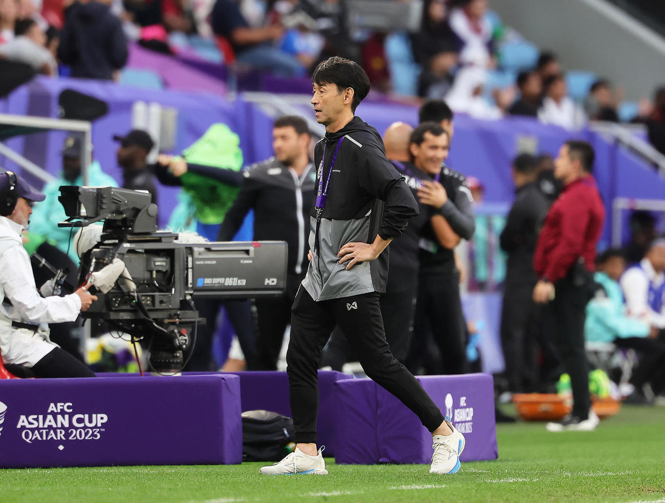 ウズベキスタン対タイ　試合に敗れ、がっくりとするタイ代表の石井監督（撮影・足立雅史）