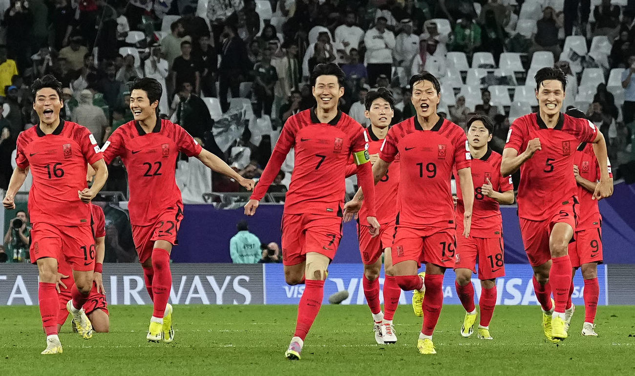 PK戦の末、サウジアラビアに勝利し、駆け出す孫興民（7）ら韓国代表（共同）