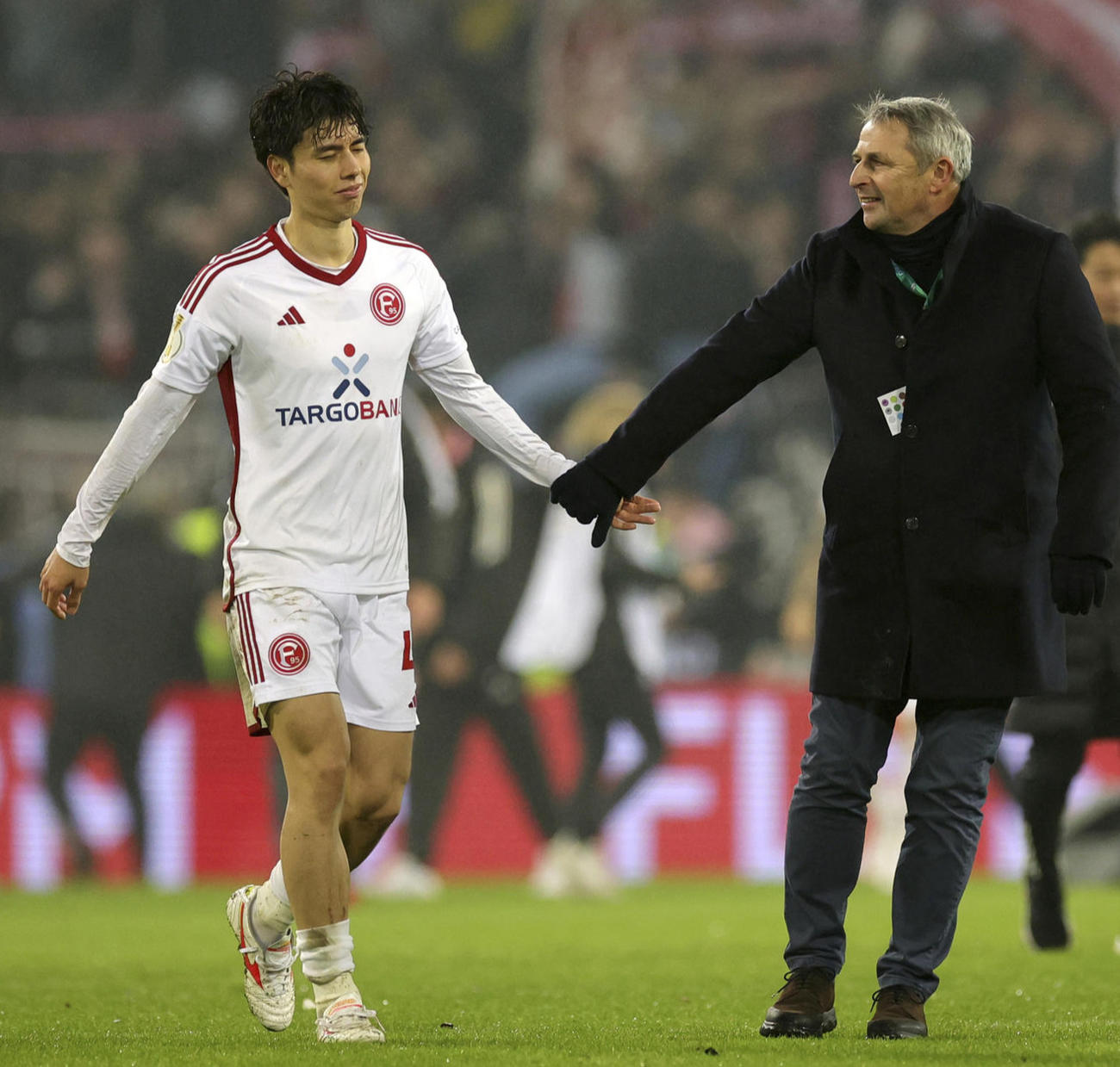 クラウス・アロフス氏（右）に祝福されるデュッセルドルフ田中碧（AP）