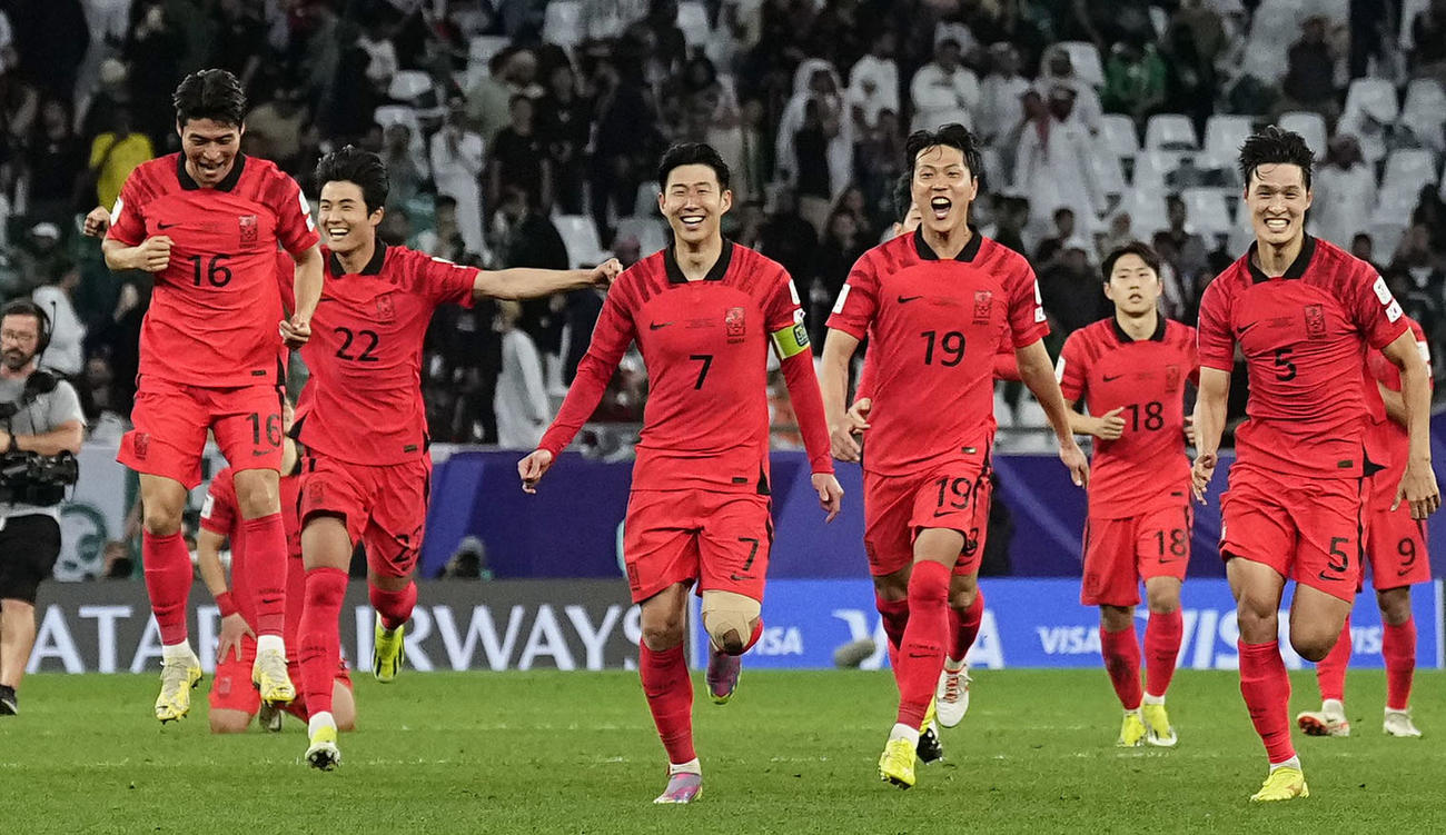 PK戦の末、サウジアラビアとの激闘を制し、駆け出す孫興民（7）ら韓国代表＝アルラヤン（共同）