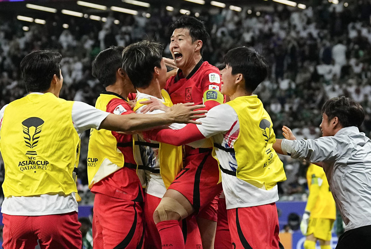 サウジアラビア戦の後半終了間際、チームが同点に追い付き、大喜びの韓国・孫興民（中央）＝アルラヤン（共同）