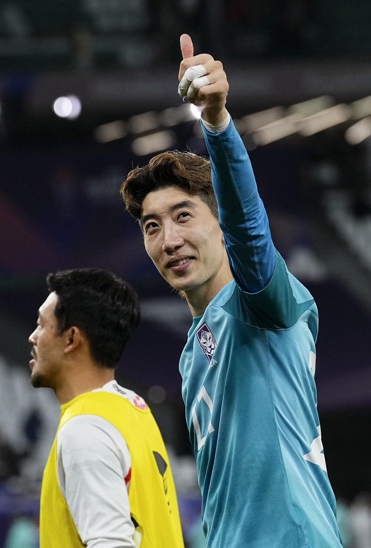 準々決勝進出を決め、観客の声援に応える韓国のGK趙賢祐＝アルラヤン（共同）