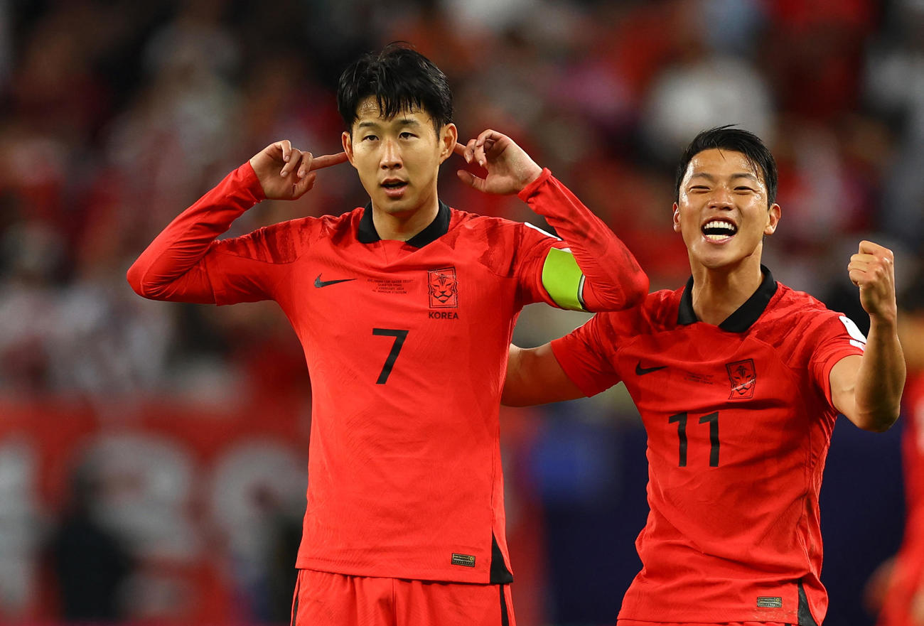 決勝ＦＫを決めて喜ぶ韓国ＦＷ孫興民（ロイター）