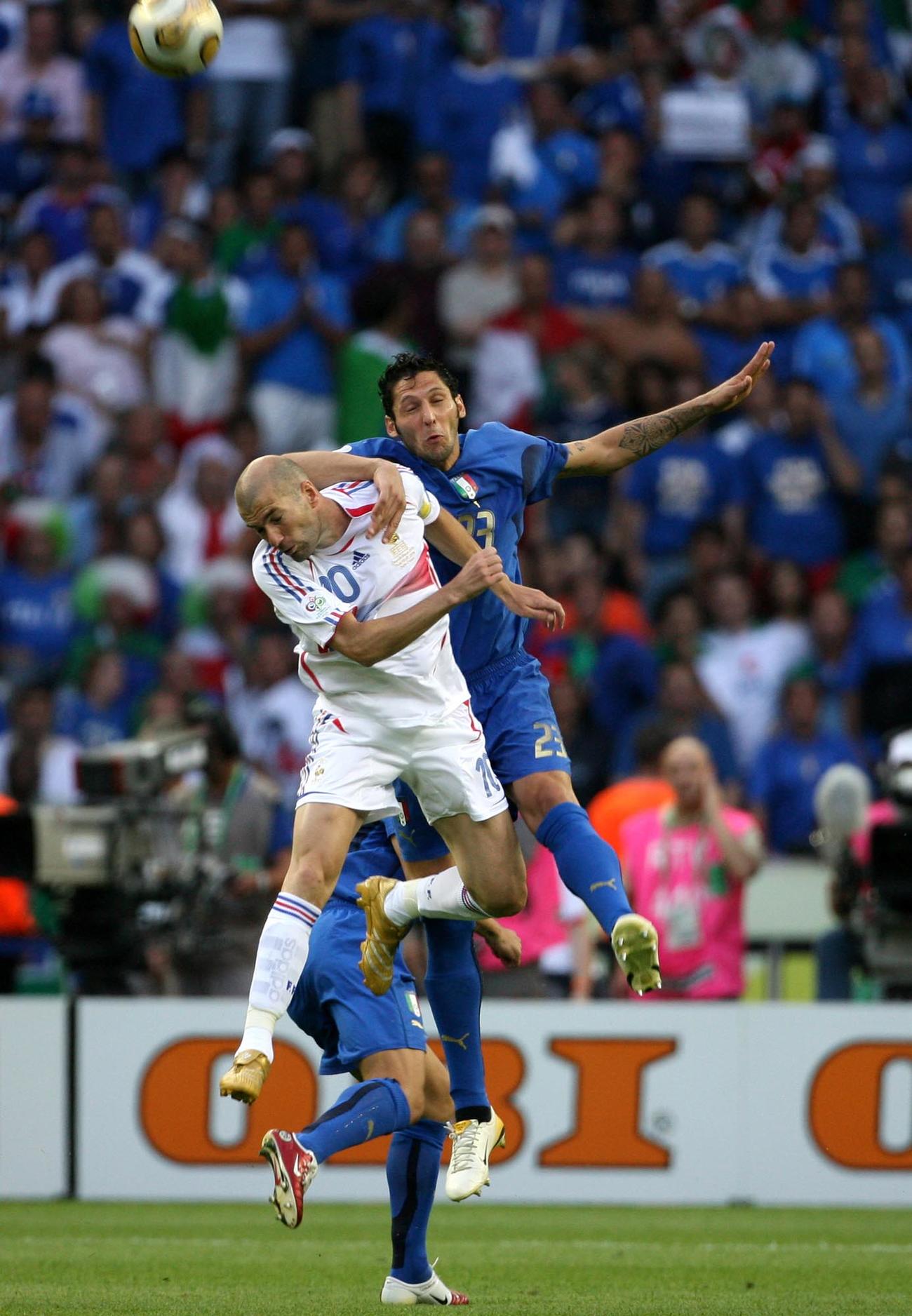 W杯ドイツ大会決勝　イタリア対フランス　ヘディング争いをするジネディーヌ・ジダン（左）とマルコ・マテラッツィ（2006年7月9日撮影＝PNP）