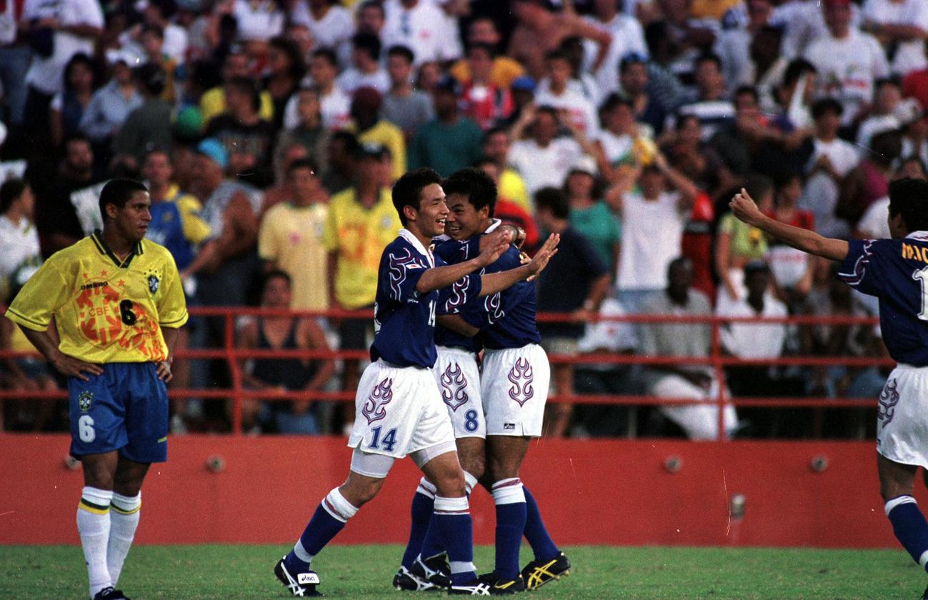 96年７月、アトランタ五輪のブラジル戦で決勝ゴールを決めた伊東（中央）に抱きつく城（右）と喜ぶ中田英寿。左端はブラジルのロベルト・カルロス