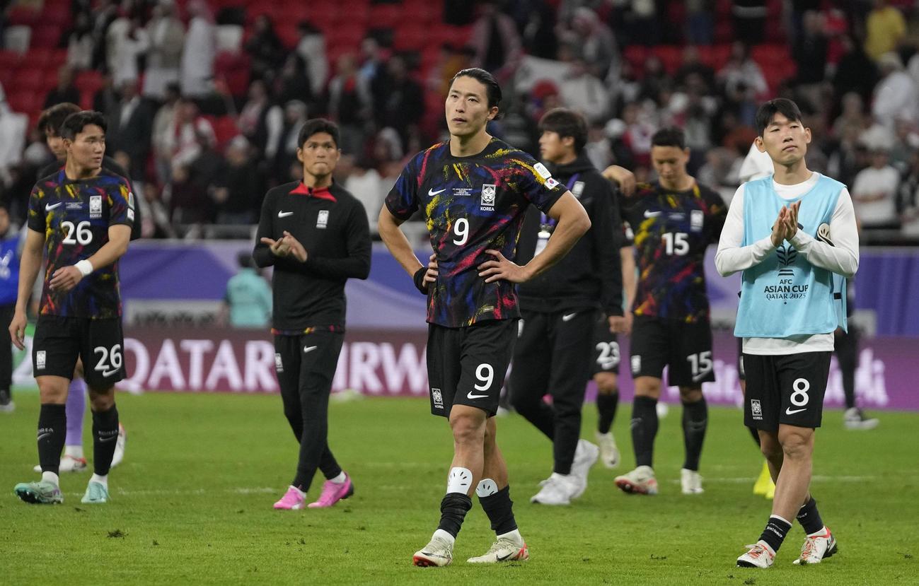 ヨルダンに敗れ決勝進出を逃し、肩を落とす曺圭成（9）ら韓国の選手たち（AP＝共同）
