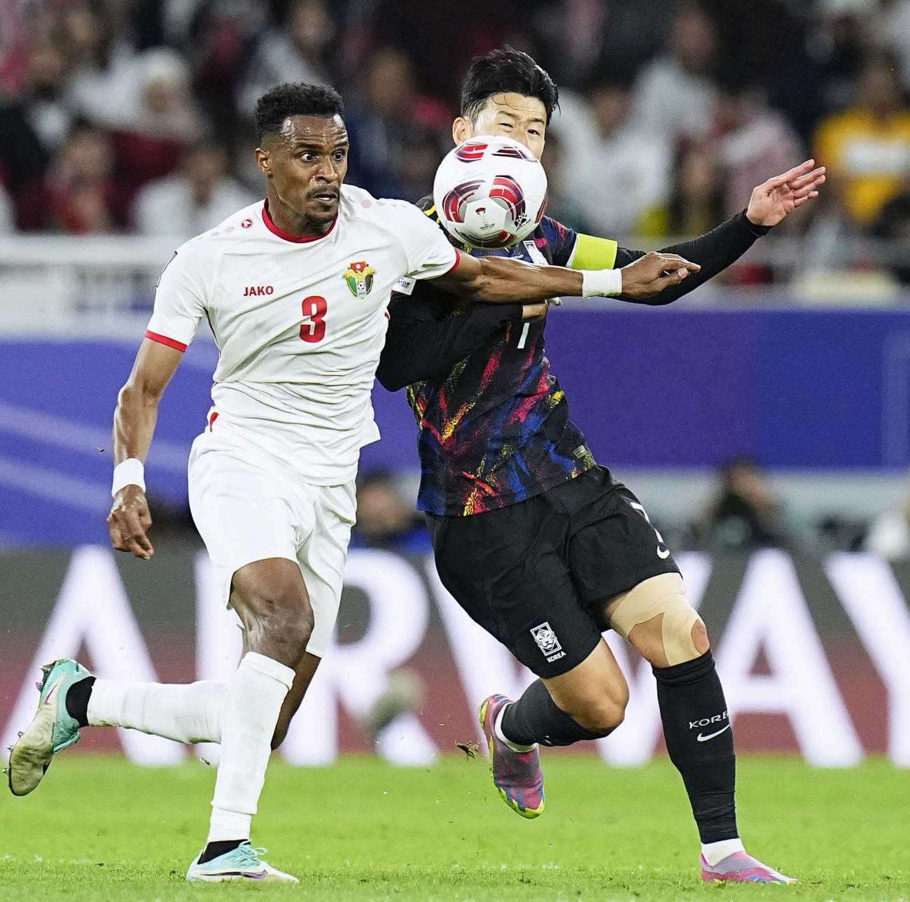 準決勝のヨルダン戦で、競り合う韓国の孫興民（右）（共同）